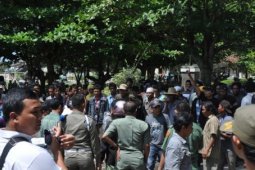 WARGA PROTES PENYETRUMAN IKAN