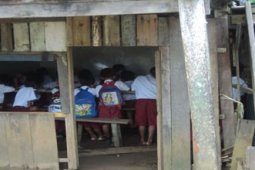 SEKOLAH DIBAWAH KOLONG RUMAH