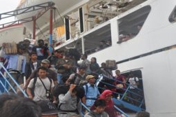 PENUMPANG KAPAL BERDESAKAN