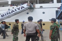 PETUGAS BERJAGA-JAGA DI PELABUHAN