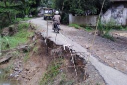 JALAN LONGSOR AKIBAT BANJIR
