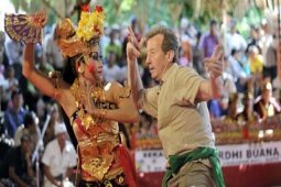 WISATAWAN MENARI