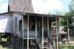 RUMAH ADAT BANJAR MEMPRIHATINKAN