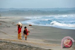 Guncangan akibat gempa magnitudo 6,1  di Laut Jawa dirasakan di wilayah yang luas