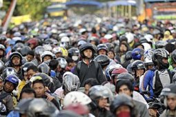 ANTREAN PANJANG DI GILIMANUK
