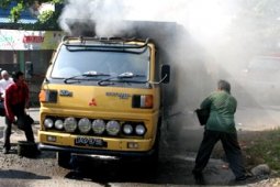TRUK TERBAKAR