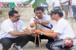 Telkomsel Gelar Bersih Pantai Sambut Hari Postel