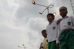 MENYALA SEPANJANG SIANG