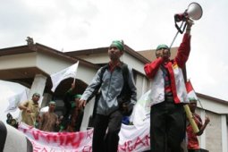 TUNTUT OKNUM GURU