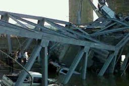 Jembatan Kutai Kartanegara Runtuh