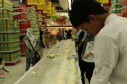 Kue Bolu Gulung 111 Meter Tandai 11-11-11