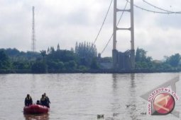 Pencarian Korban Terhambat Tiang Jembatan