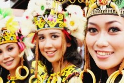Disambut Gadis Dayak