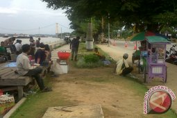 Warga Masih Antusias Saksikan Jembatan Runtuh