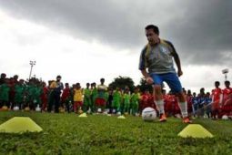 TEKNIK DASAR SEPAK BOLA.
