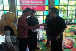 Bupati Boyolali Beri Bantunan Korban Transmigran Telantar