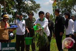 Wanita tanam bunga hijaukan danau