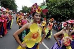 Tari "can -macanan" meriahkan pawai budaya Madura