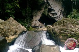 Wisata susur gua tambah pemandu dan alat