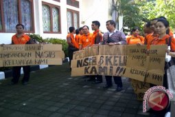 Puluhan Karyawan Tiara Grosir Datangi PTUN