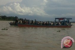 Perahu Penyeberangan Tradisional Tenggelam Di Tenggarong
