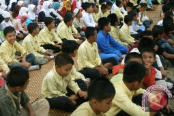 Anak yatim korban banjir padang belanja bareng
