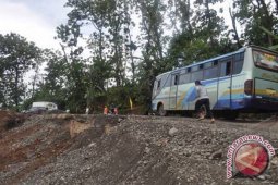 Jalan lintas Sumatera Lahat amblas