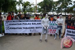 LSM Peduli Teluk Balikpapan Demo Tolak Jembatan