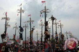 Narapidana asing meriahkan lomba panjat pinang