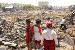 Saksikan Sisa Kebakaran
