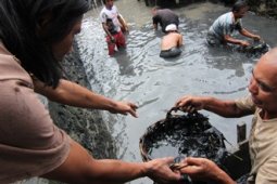 SWADAYA BERSIHKAN SUNGAI