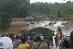 Tanggul Jebol