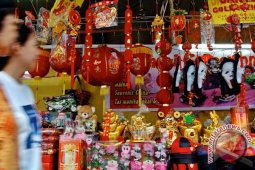 Pedagang Bengkulu  jual pernak pernik jelang Imlek