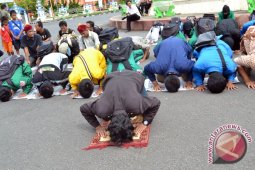 Mahasiswa Bengkulu sujud syukur pascavonis Agusrin