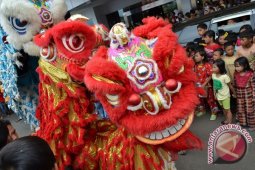 Pertunjukan barongsai pukau warga Bengkulu