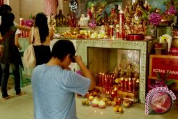 Umat Budha padati Vihara Buddha-Yana