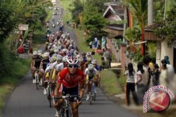 Pebalap "Tour de Singkarak" disambut dengan karnaval