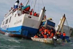 KAPAL FERI TERSERET ARUS