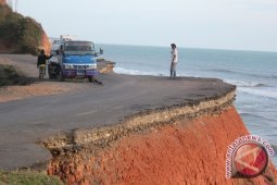 Badan jalan amblas akan dipasang bronjong