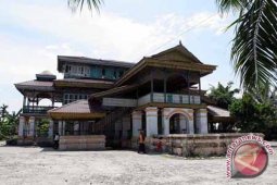 Istana Lima Laras hampir roboh