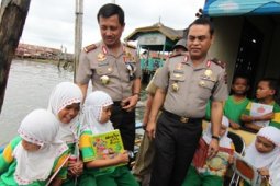 PERPUSTAKAAN TERAPUNG