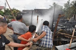 RUMAH DAN SEKOLAH TERBAKAR