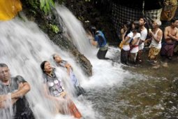 "MELUKAT" SAAT BULAN PURNAMA