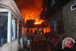 Petugas Padamkan Kebakaran di Dua Lokasi