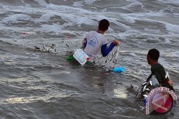 Bila nelayan membuang ikan di laut