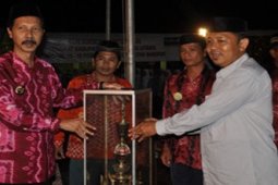 BUPATI SERAHKAN PIALA BERGILIR