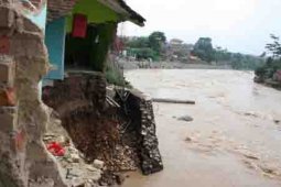 Warga dilarang tinggal di bantaran Sungai Cimanuk