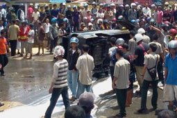 ANGKOT TERBAKAR