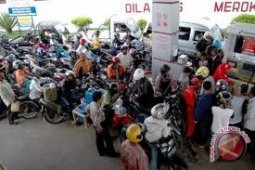 Ratusan Kendaraan Antre di SPBU Sangatta