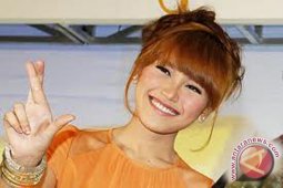 Kendaraan rombongan Ayu Ting Ting tabrakan